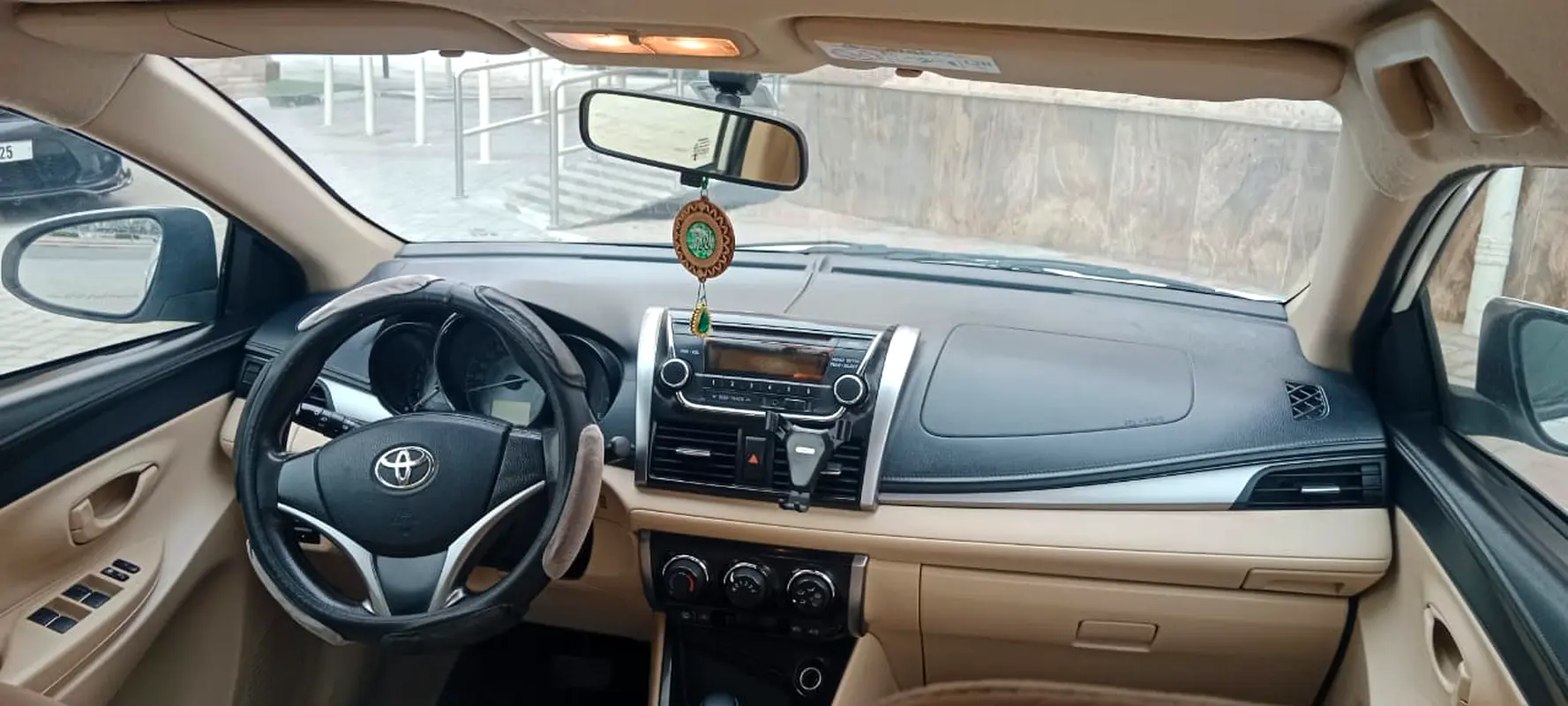 TOYOTA Yaris SE 2017 - photo 3 - Import Émirats | International Cars