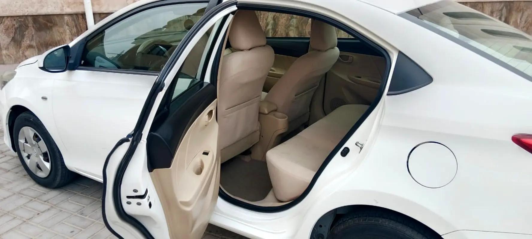 TOYOTA Yaris SE 2017 - photo 4 - Import Émirats | International Cars