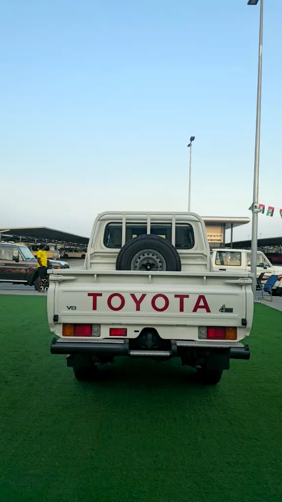 TOYOTA Land Cruiser 70 Series LC 79 Base 2024 - photo 6 - Import Émirats | International Cars