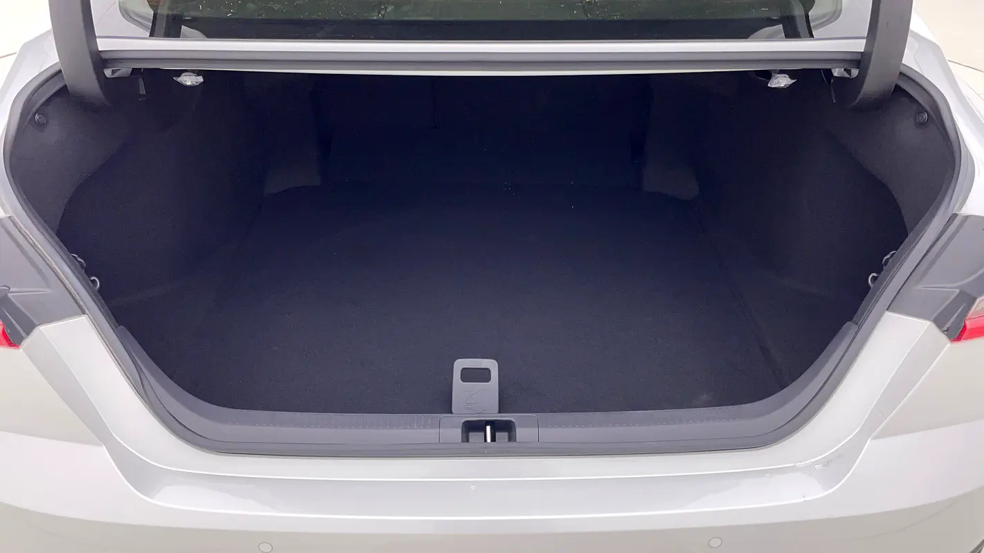 TOYOTA Camry GLE 2025 - photo 11 - Import Émirats | International Cars