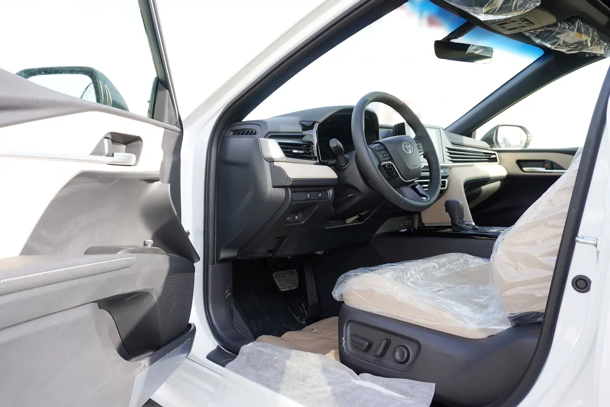 TOYOTA Camry GLE 2025 - photo 8 - Import Émirats | International Cars