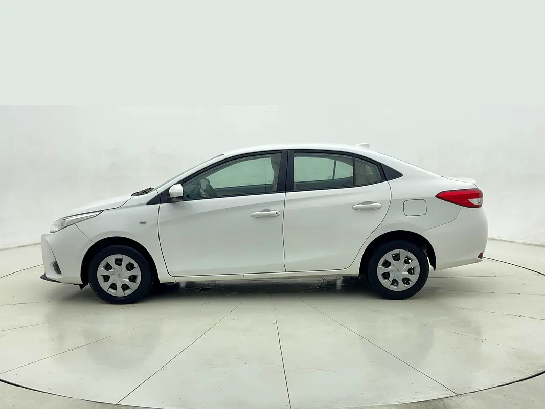 TOYOTA Yaris E 2022 - photo 3 - Import Émirats | International Cars