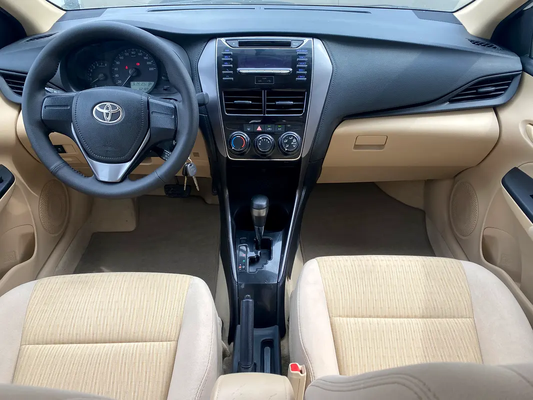 TOYOTA Yaris SE 2022 - photo 11 - Import Émirats | International Cars