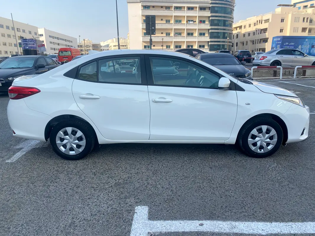 TOYOTA Yaris SE 2022 - photo 7 - Import Émirats | International Cars