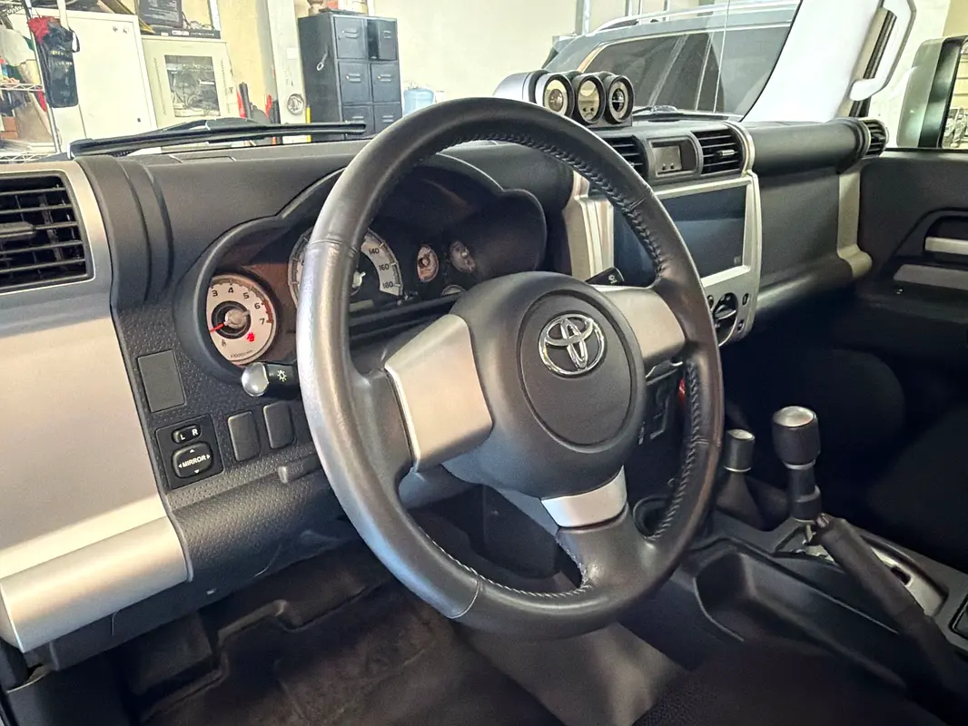 TOYOTA FJ Cruiser GXR 2022 - photo 10 - Import Émirats | International Cars