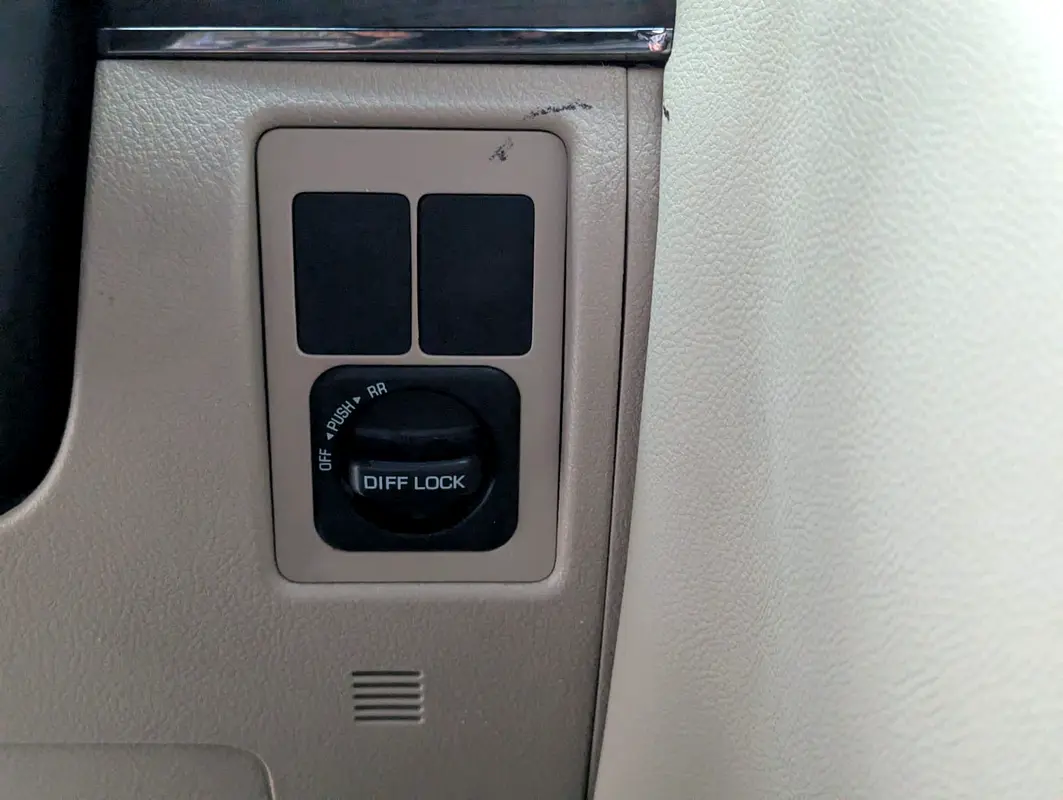 TOYOTA Land Cruiser GXR 2015 - photo 11 - Import Émirats | International Cars