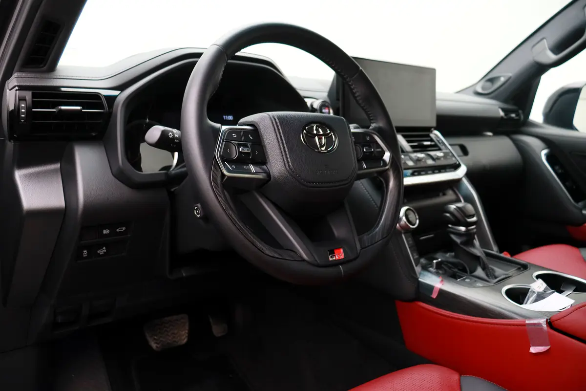 TOYOTA Land Cruiser GR Sport 2024 - photo 12 - Import Émirats | International Cars