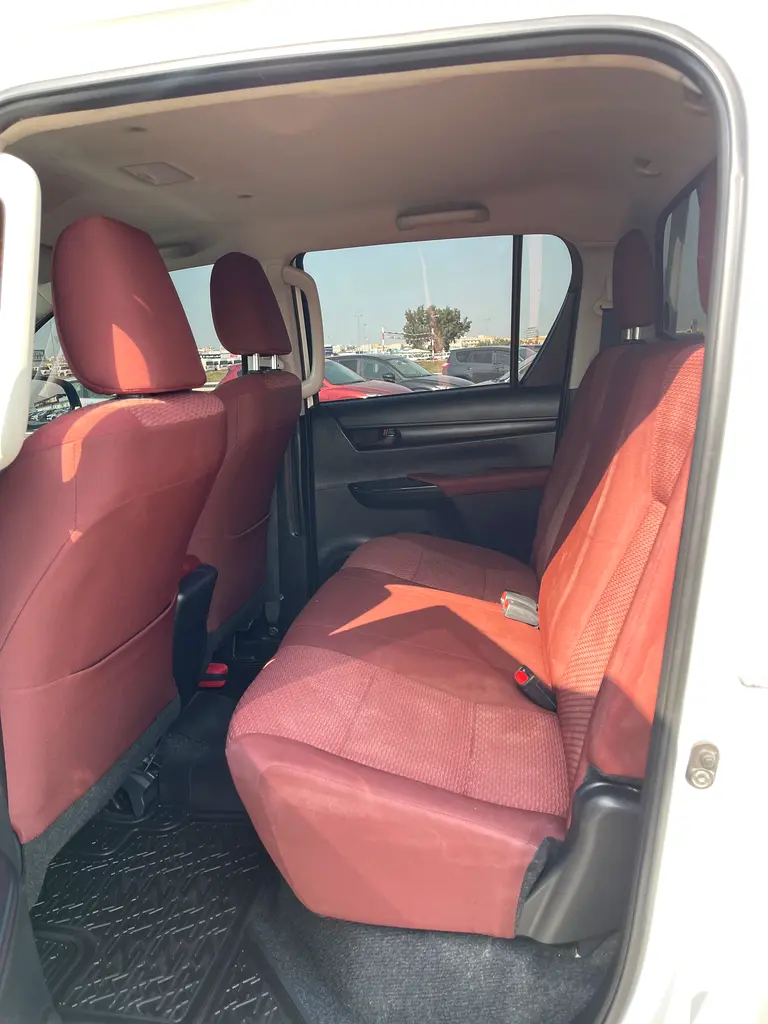 TOYOTA Hilux Double Cab DLX 2025 - photo 10 - Import Émirats | International Cars