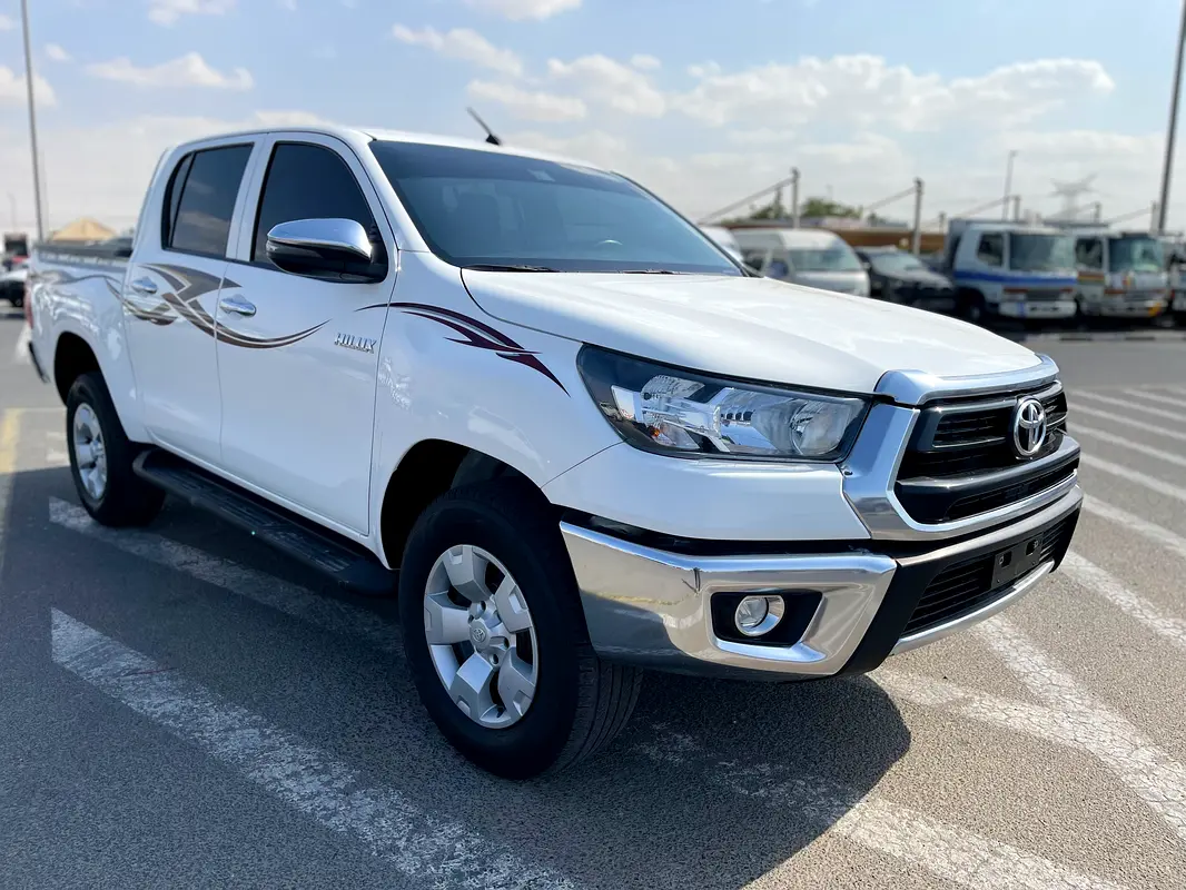TOYOTA Hilux Double Cab DLX 2025 - photo 2 - Import Émirats | International Cars