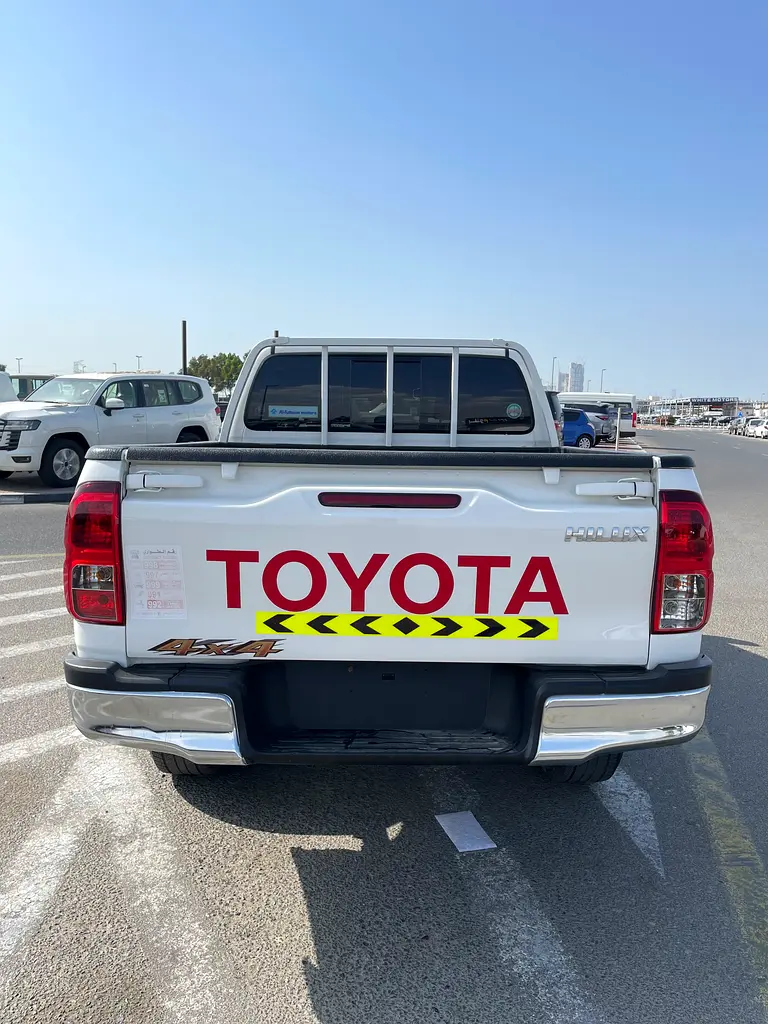 TOYOTA Hilux Double Cab DLX 2025 - photo 4 - Import Émirats | International Cars