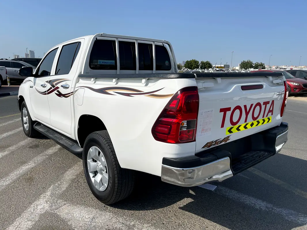 TOYOTA Hilux Double Cab DLX 2025 - photo 5 - Import Émirats | International Cars