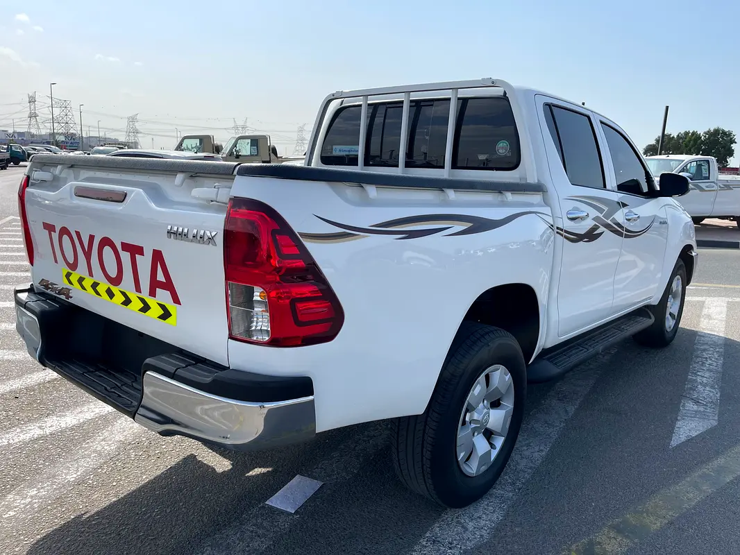 TOYOTA Hilux Double Cab DLX 2025 - photo 6 - Import Émirats | International Cars