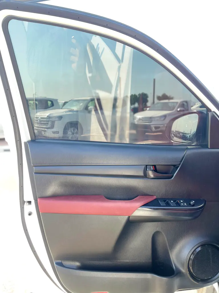 TOYOTA Hilux Double Cab DLX 2025 - photo 7 - Import Émirats | International Cars