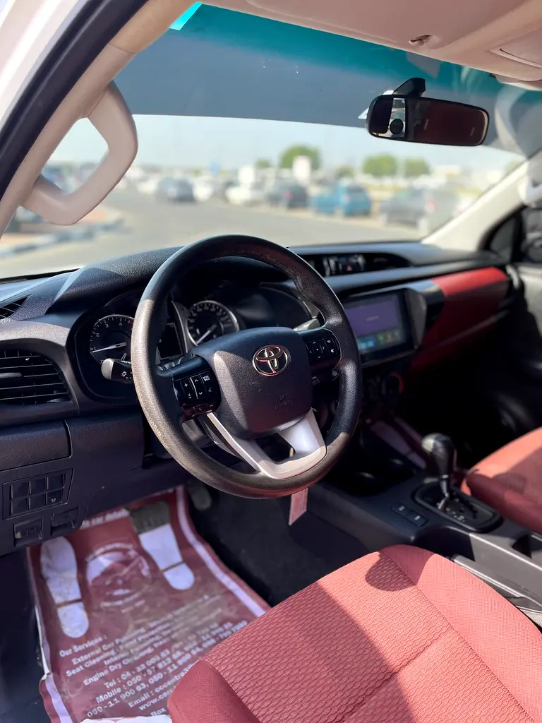 TOYOTA Hilux Double Cab DLX 2025 - photo 8 - Import Émirats | International Cars