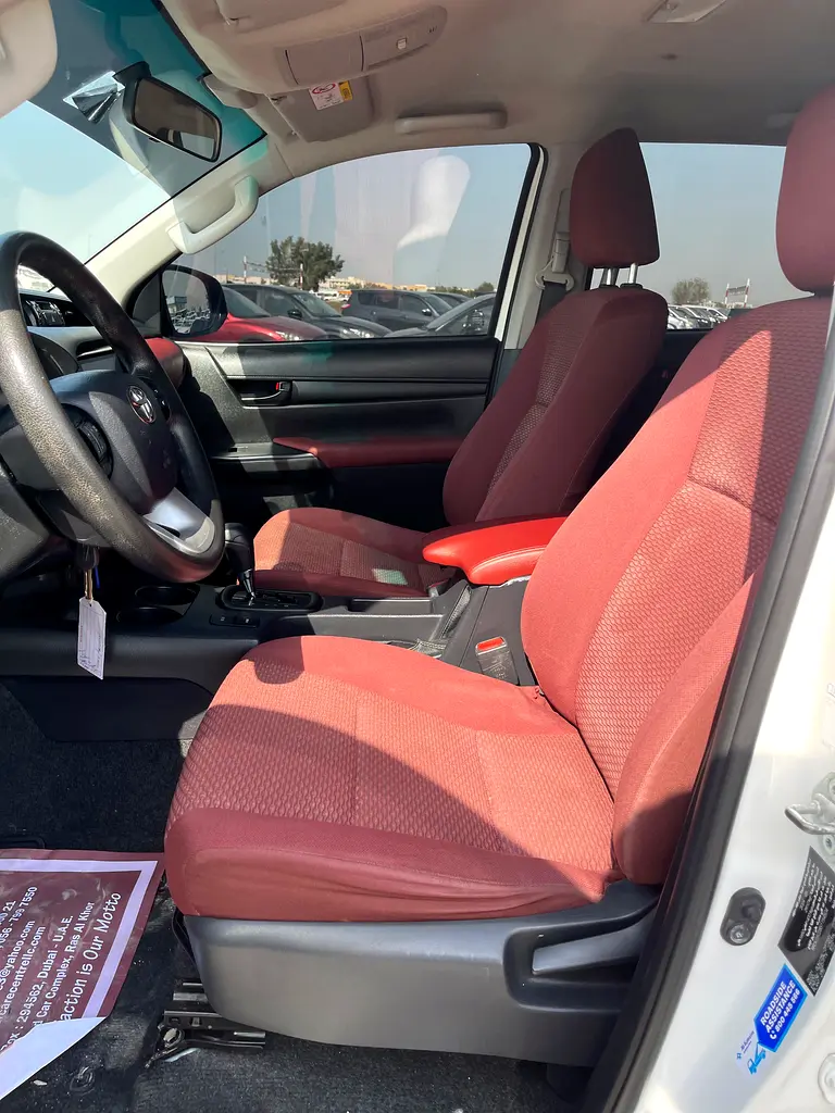 TOYOTA Hilux Double Cab DLX 2025 - photo 9 - Import Émirats | International Cars