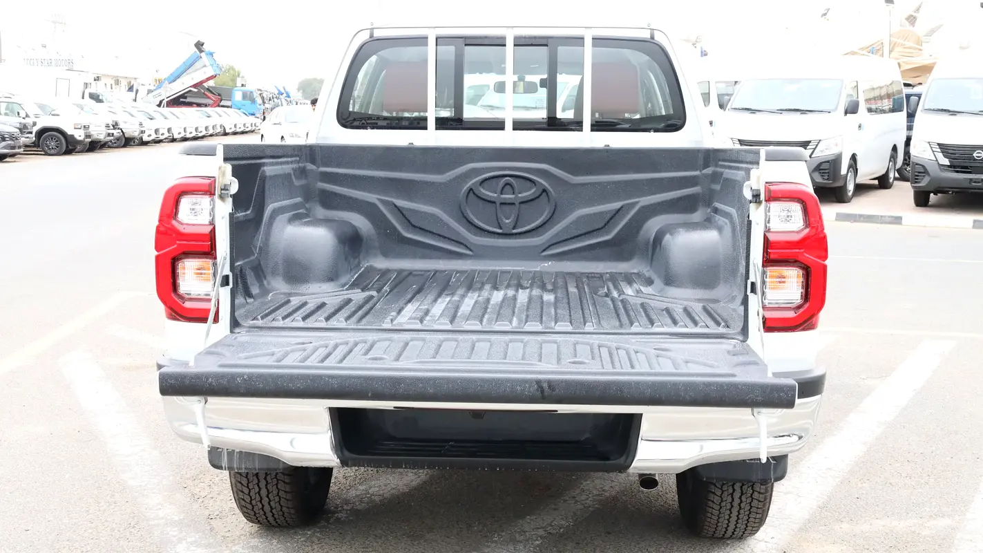 TOYOTA Hilux SR5 2026 - photo 10 - Import Émirats | International Cars