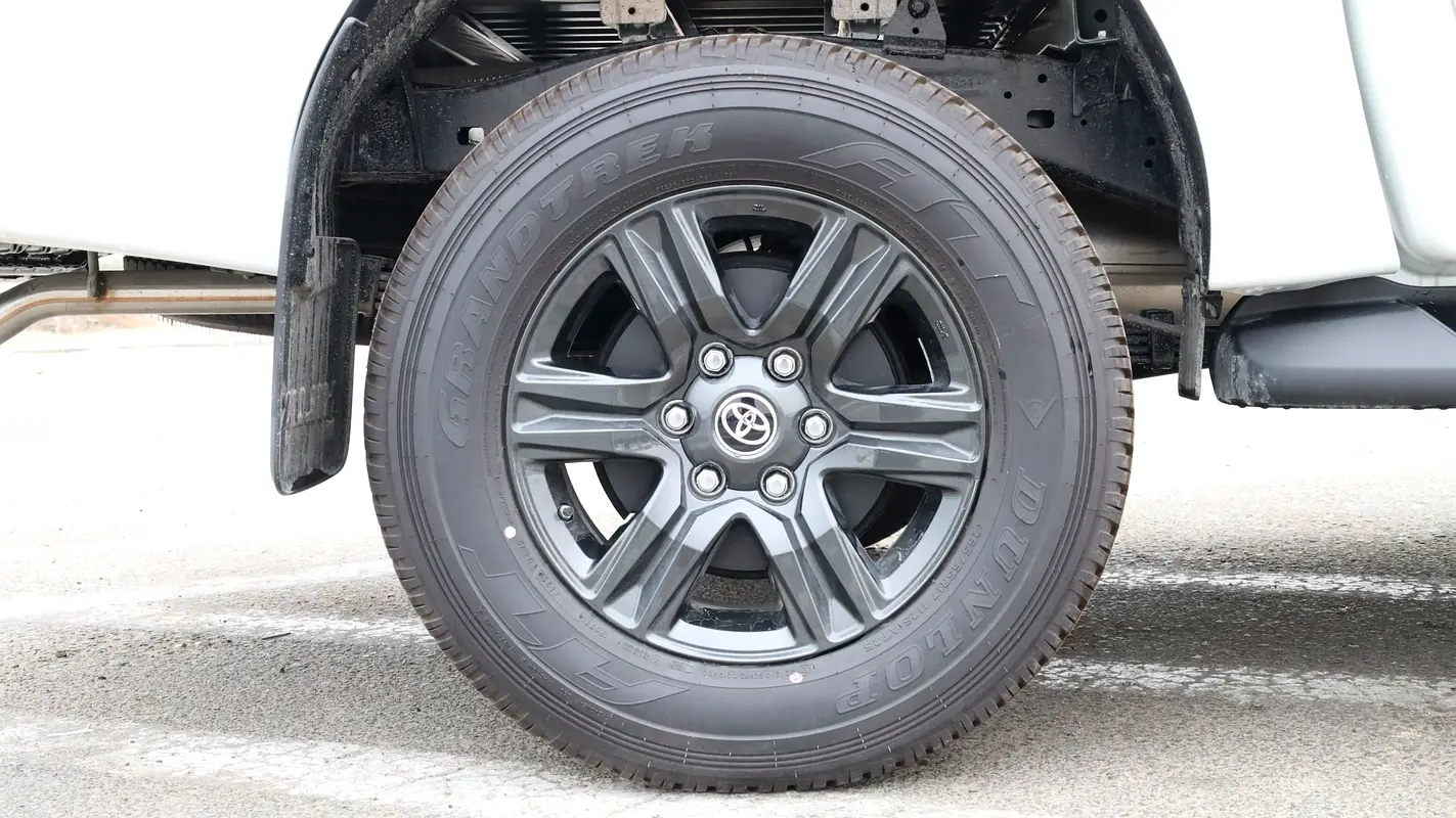 TOYOTA Hilux SR5 2026 - photo 12 - Import Émirats | International Cars