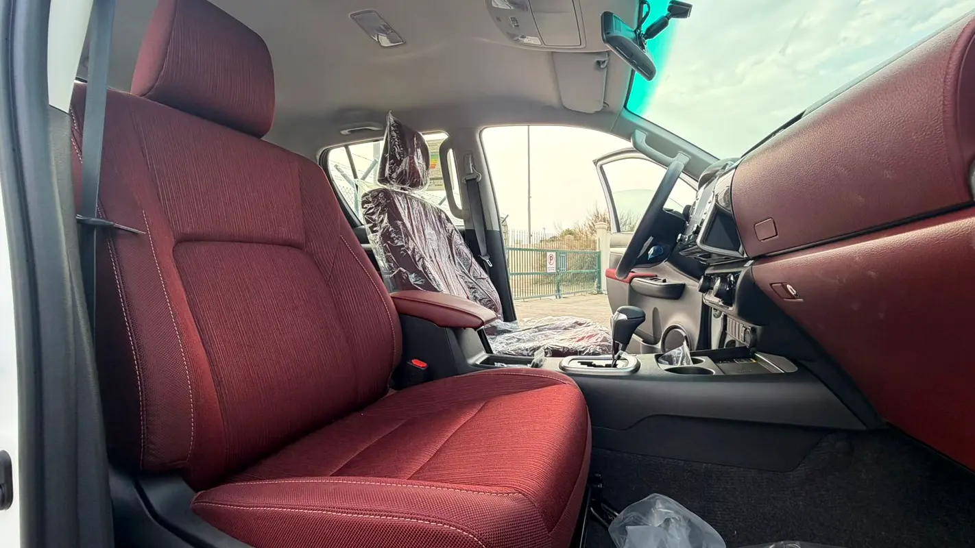 TOYOTA Hilux SR5 2026 - photo 10 - Import Émirats | International Cars