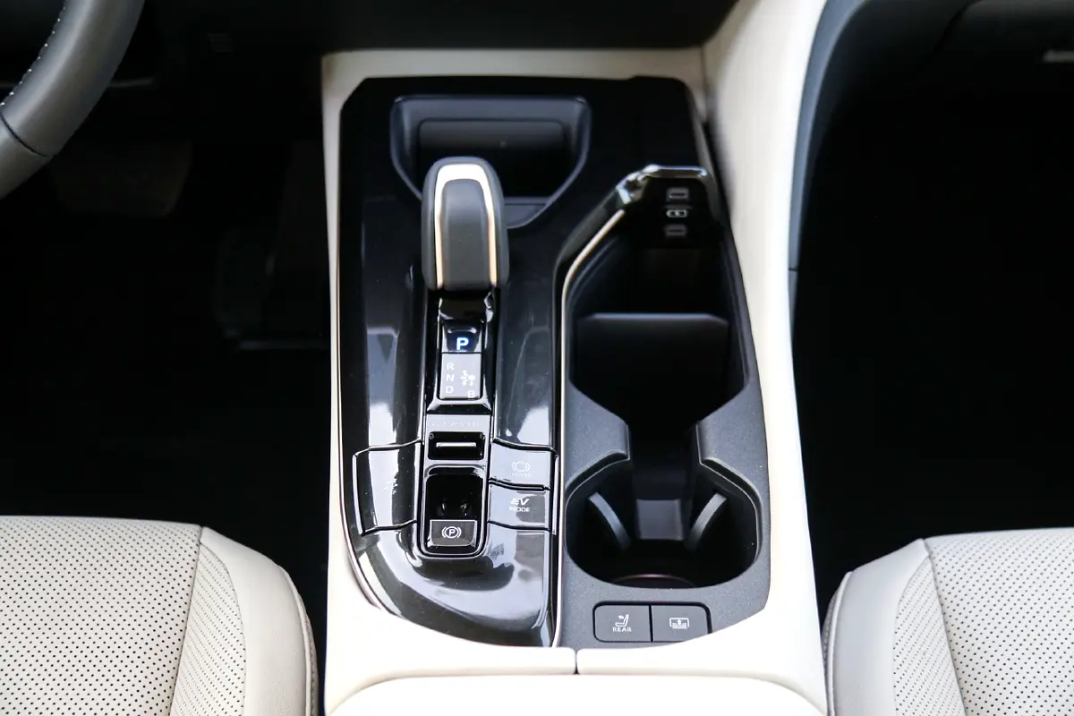 TOYOTA Crown Other 2026 - photo 11 - Import Émirats | International Cars