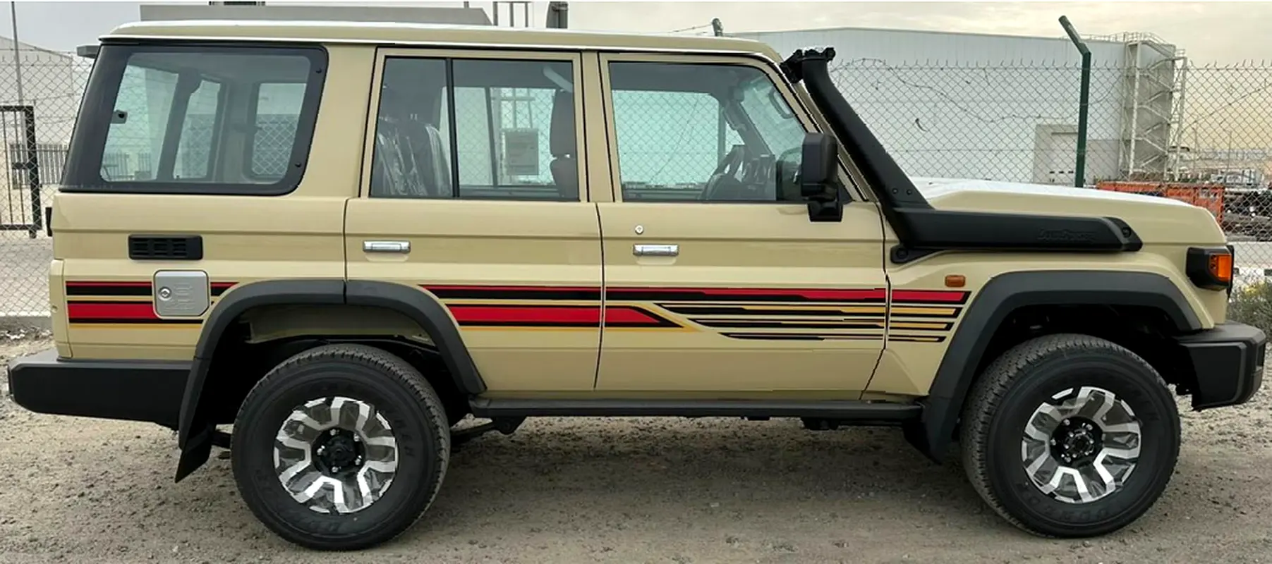TOYOTA Land Cruiser 70 Series LC 76 LX 2025 - photo 3 - Import Émirats | International Cars