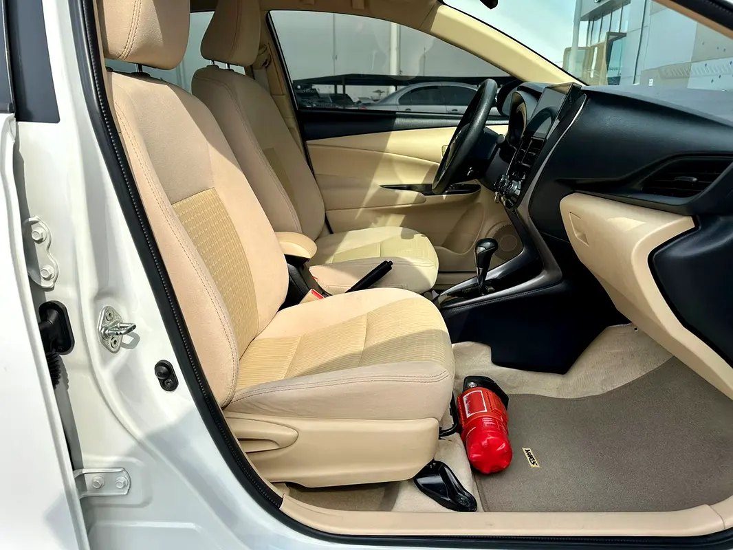 TOYOTA Yaris SE 2022 - photo 12 - Import Émirats | International Cars