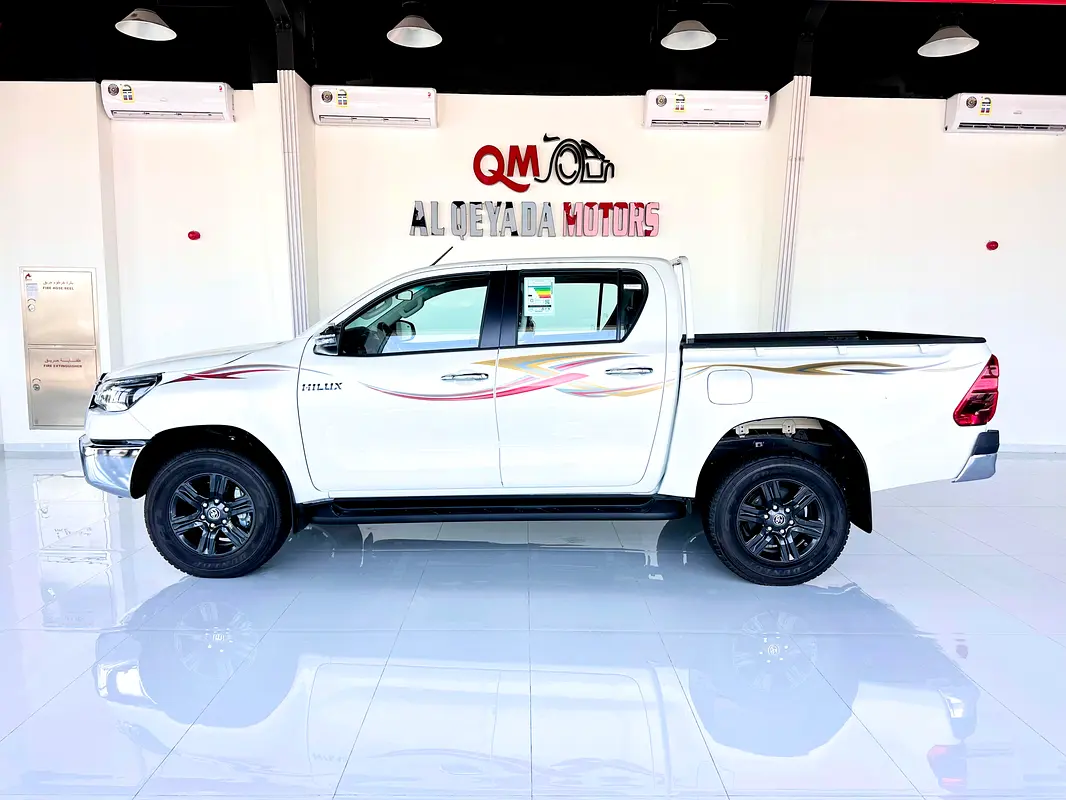 TOYOTA Hilux SR5 2025 - photo 3 - Import Émirats | International Cars