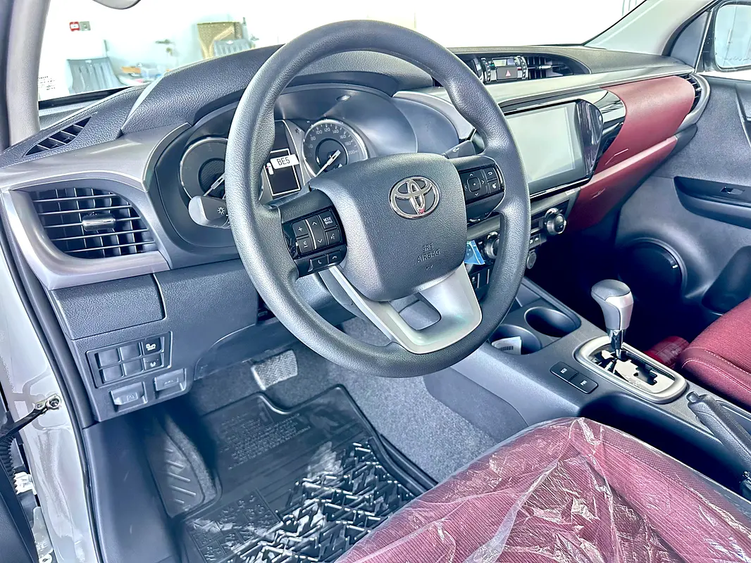 TOYOTA Hilux SR5 2025 - photo 7 - Import Émirats | International Cars