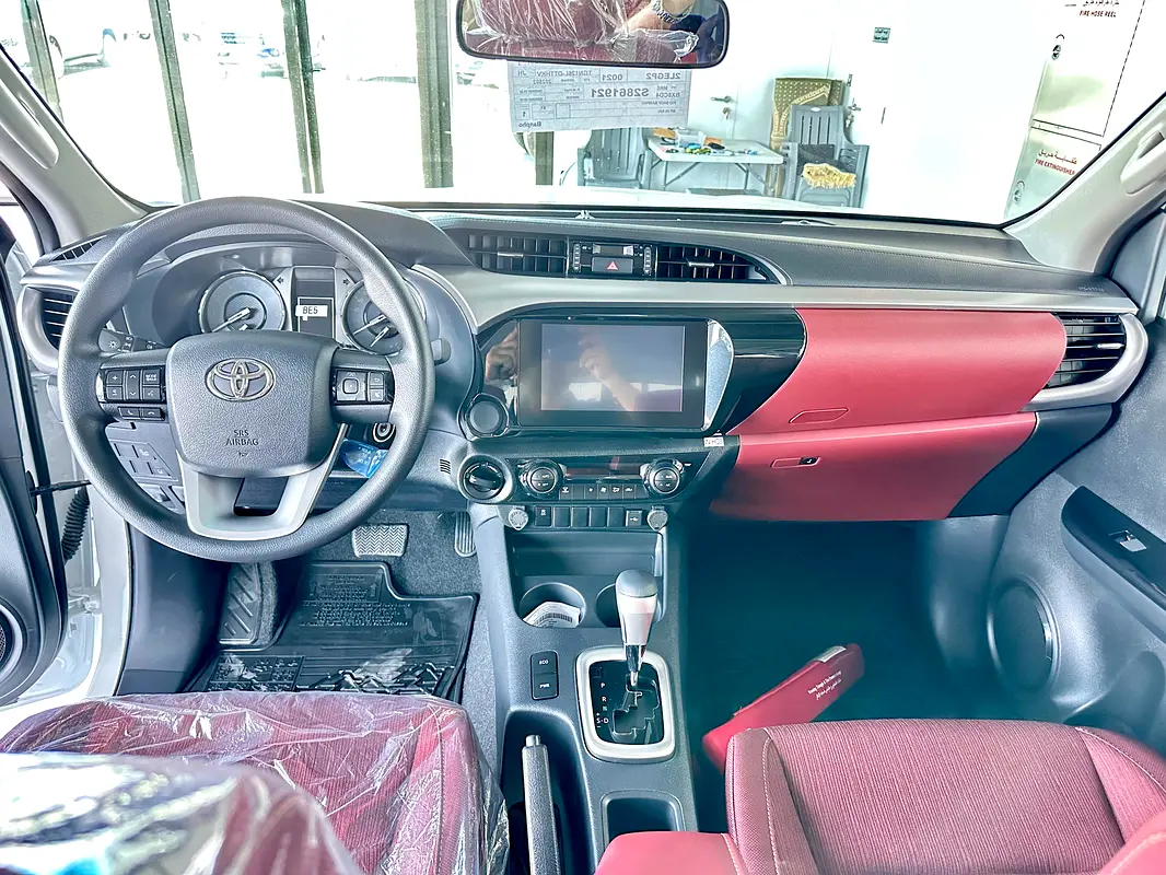 TOYOTA Hilux SR5 2025 - photo 8 - Import Émirats | International Cars