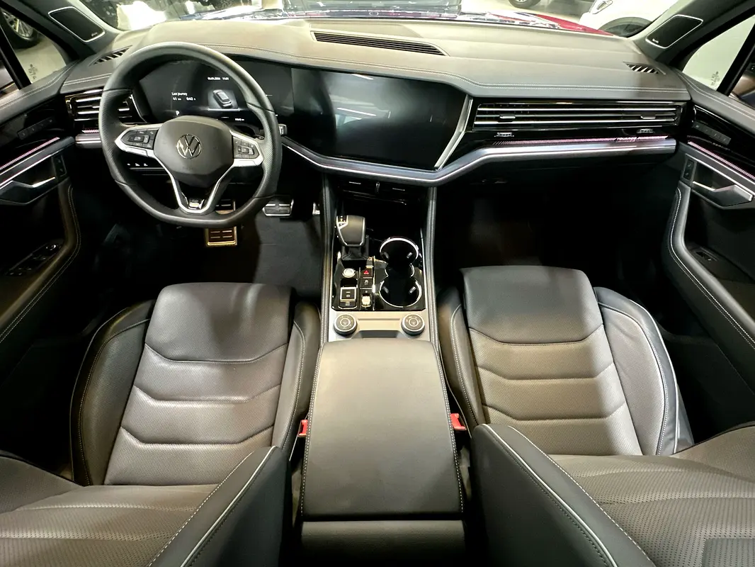VOLKSWAGEN Touareg R-Line 2025 - photo 10 - Import Émirats | International Cars