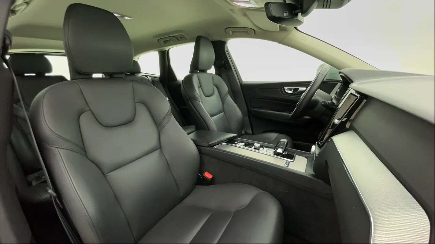 VOLVO XC60 B5 Core 2023 - photo 6 - Import Émirats | International Cars