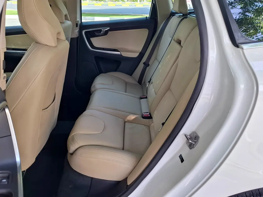 VOLVO XC60 T5 2014 - photo 10 - Import Émirats | International Cars