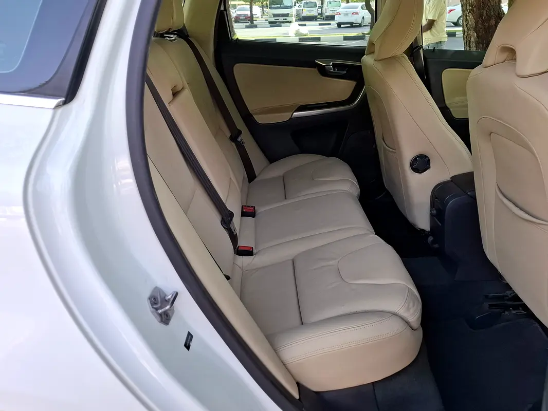 VOLVO XC60 T5 2014 - photo 11 - Import Émirats | International Cars