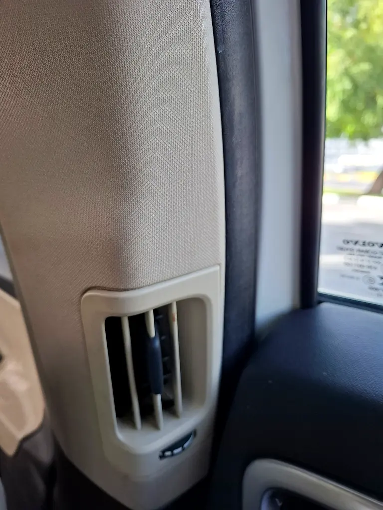 VOLVO XC60 T5 2014 - photo 12 - Import Émirats | International Cars