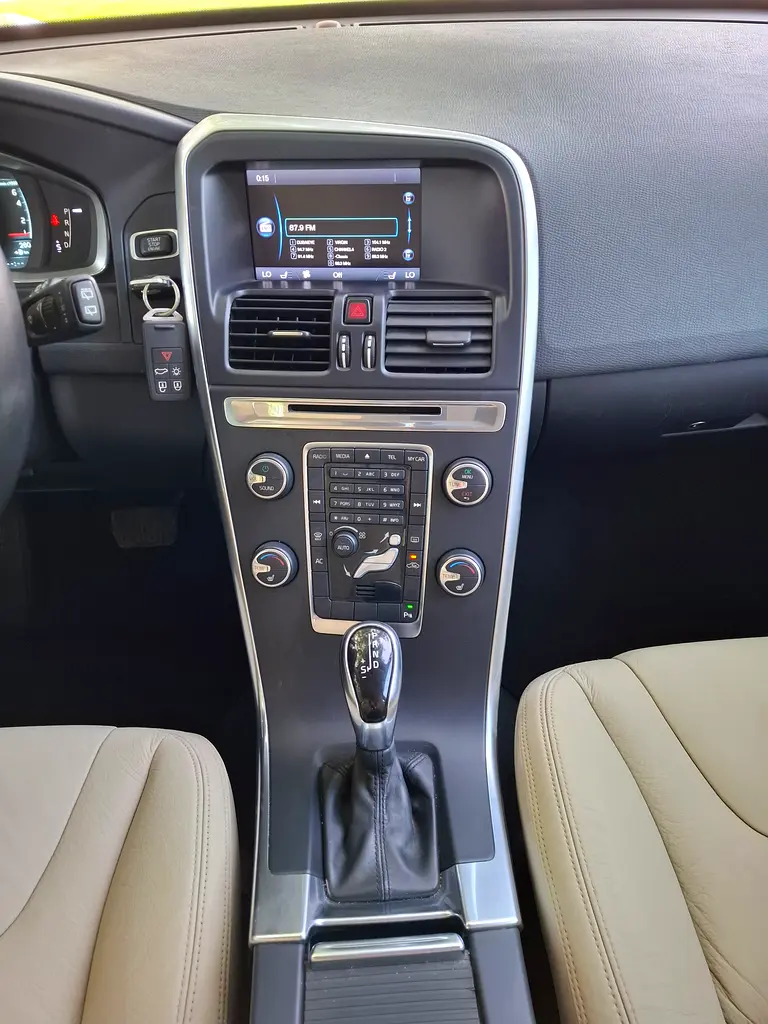 VOLVO XC60 T5 2014 - photo 8 - Import Émirats | International Cars