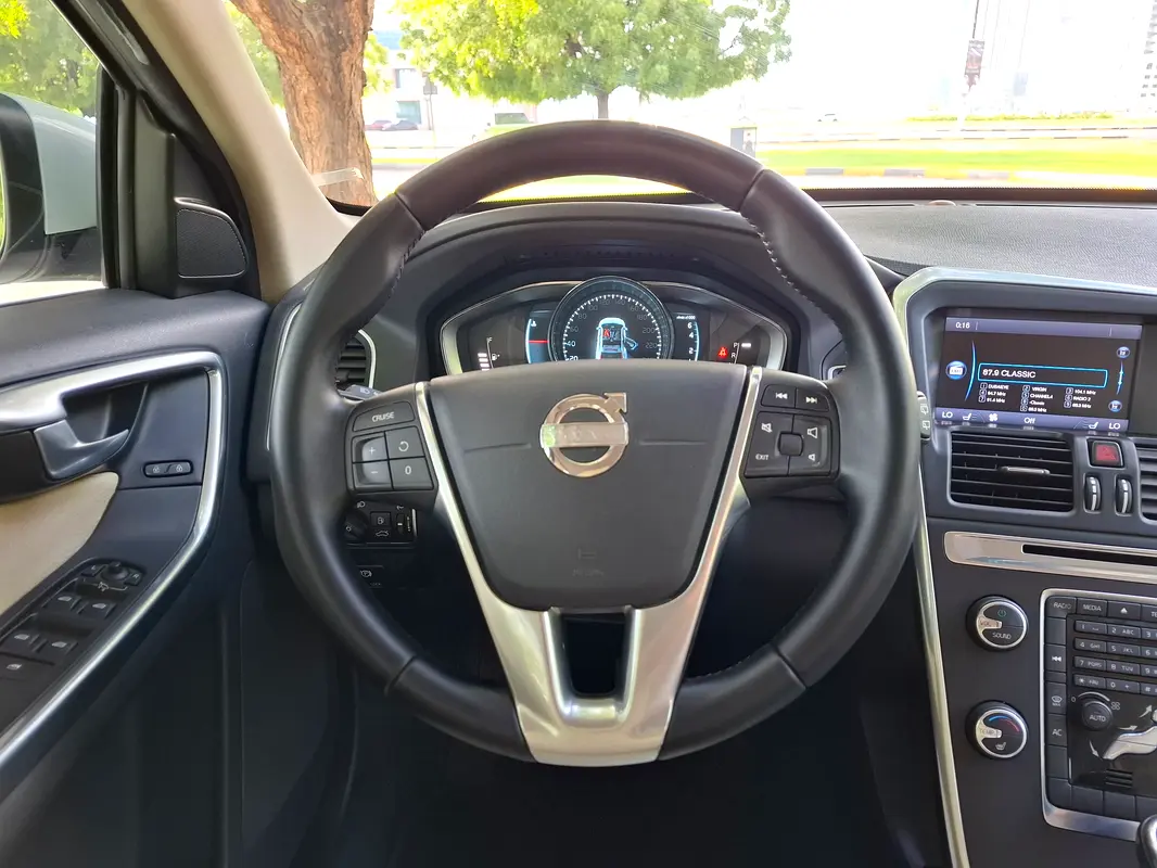 VOLVO XC60 T5 2014 - photo 9 - Import Émirats | International Cars