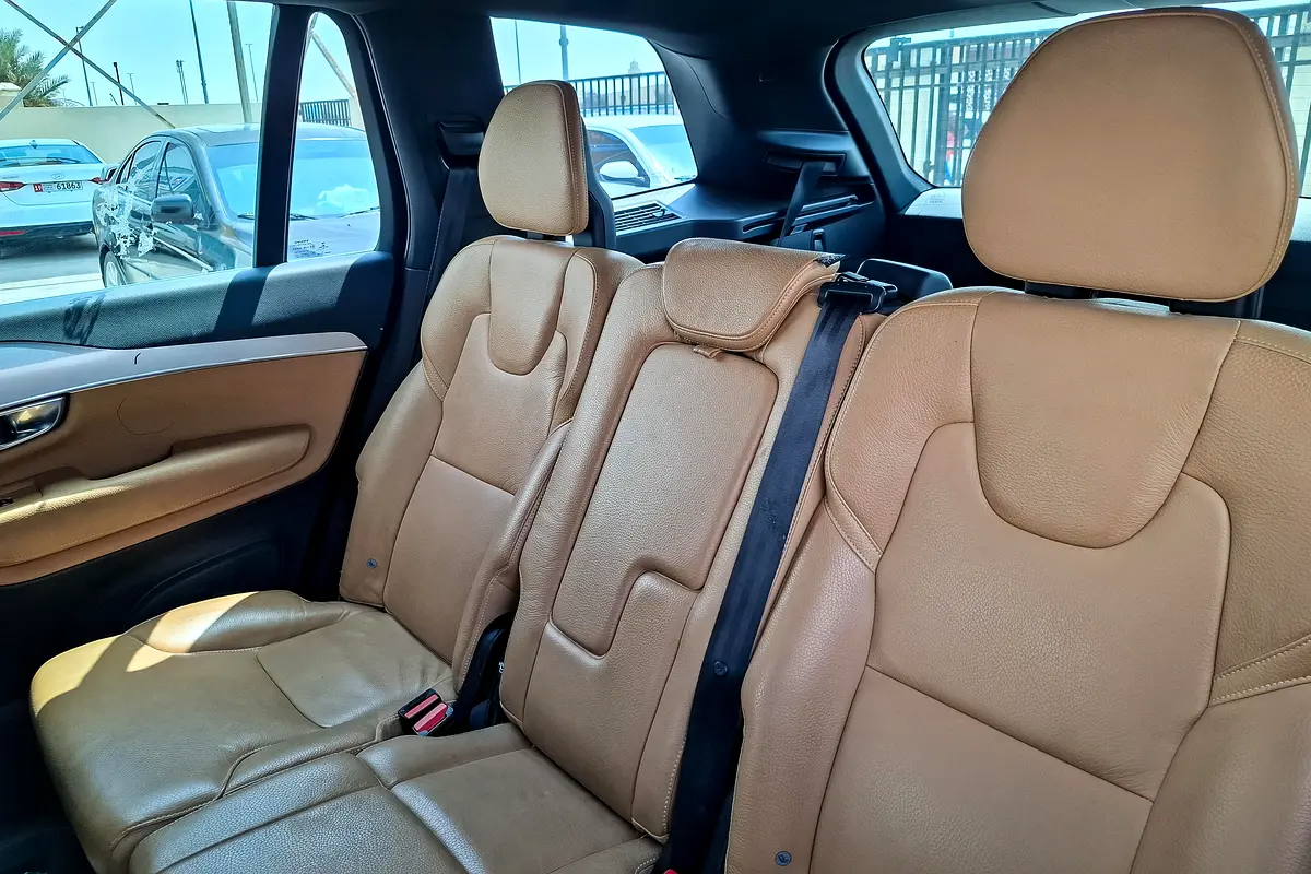 VOLVO XC90 Momentum 2019 - photo 12 - Import Émirats | International Cars