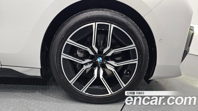 BMW Série 7 (G70) 740i xDrive M Sport 2025 - photo 5 - Import Corée du Sud | International Cars