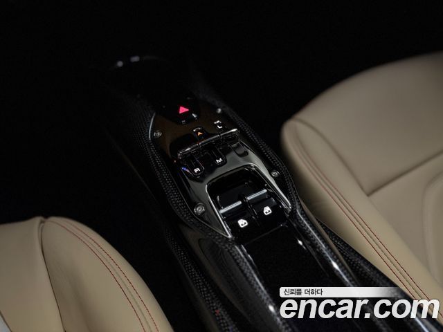 FERRARI 296 GTB 3.0 V6 2023 - photo 13 - Import Corée du Sud | International Cars