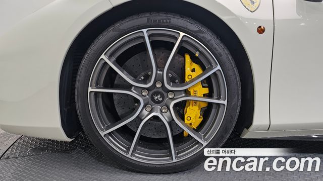 FERRARI 488 GTB 3.9 2018 - photo 5 - Import Corée du Sud | International Cars