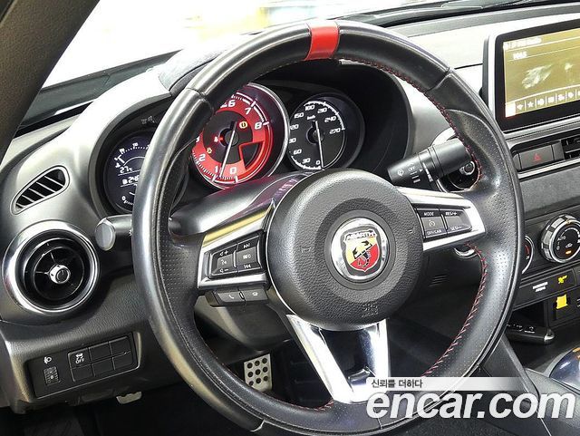 FIAT 124 Spyder 1.4 아바스 2019 - photo 12 - Import Corée du Sud | International Cars