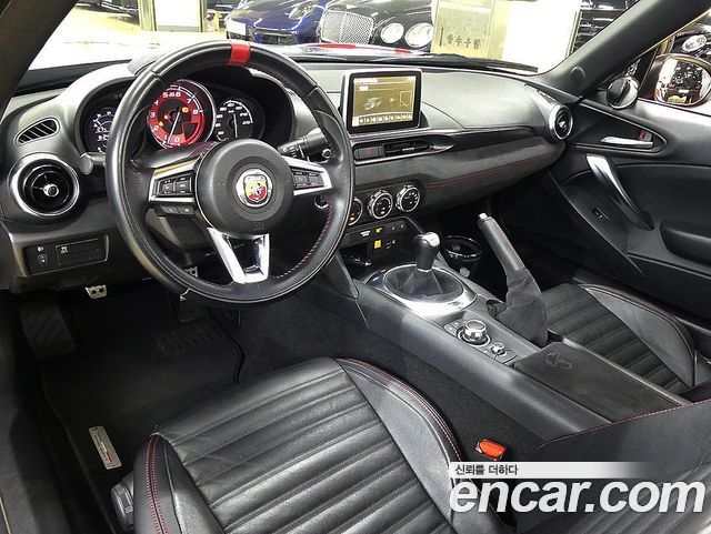 FIAT 124 Spyder 1.4 아바스 2019 - photo 24 - Import Corée du Sud | International Cars