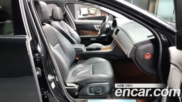 JAGUAR New XF 2.2D Luxury 2015 - photo 11 - Import Corée du Sud | International Cars