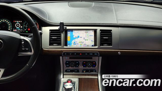 JAGUAR New XF 2.2D Luxury 2015 - photo 14 - Import Corée du Sud | International Cars
