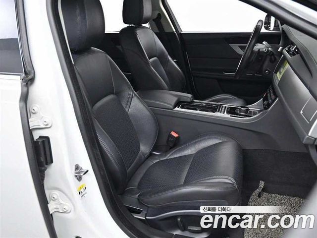 JAGUAR XF (X260) 20d 프레스티지 2017 - photo 10 - Import Corée du Sud | International Cars
