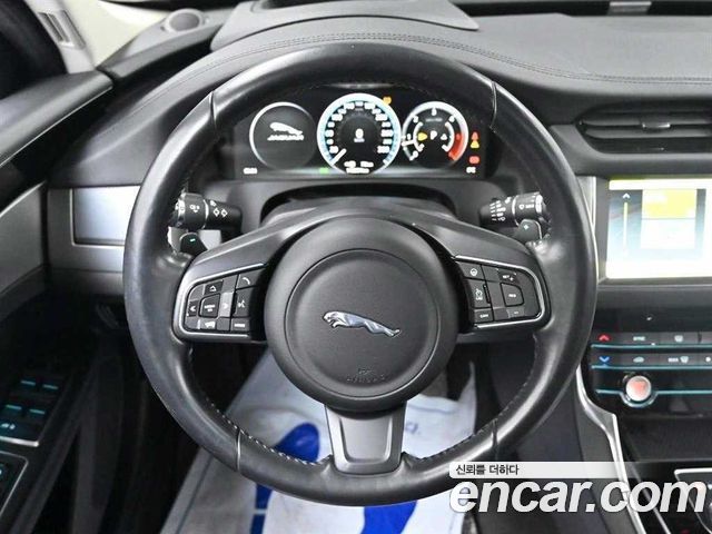 JAGUAR XF (X260) 20d 프레스티지 2017 - photo 13 - Import Corée du Sud | International Cars