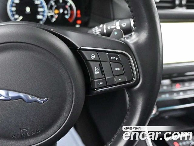 JAGUAR XF (X260) 20d 프레스티지 2017 - photo 17 - Import Corée du Sud | International Cars