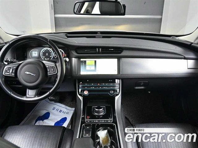 JAGUAR XF (X260) 20d 프레스티지 2017 - photo 24 - Import Corée du Sud | International Cars