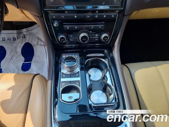 JAGUAR All New XJ 3.0D Premium Luxury LWB 2016 - photo 17 - Import Corée du Sud | International Cars
