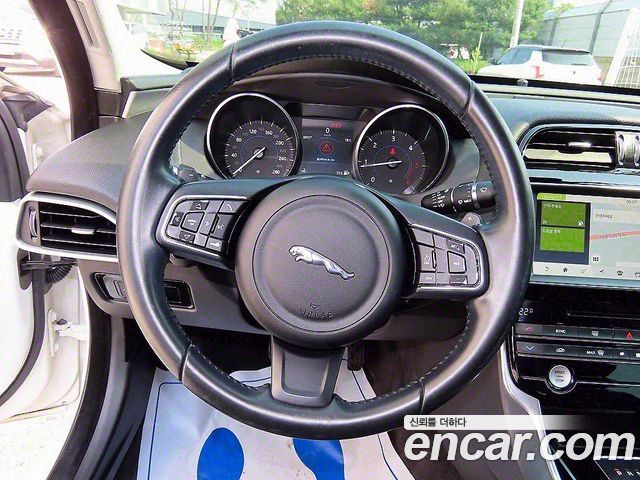 JAGUAR XE 20d 프레스티지 AWD 2017 - photo 12 - Import Corée du Sud | International Cars