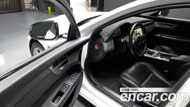 JAGUAR XF (X260) 25t 프레스티지 2018 - photo 13 - Import Corée du Sud | International Cars